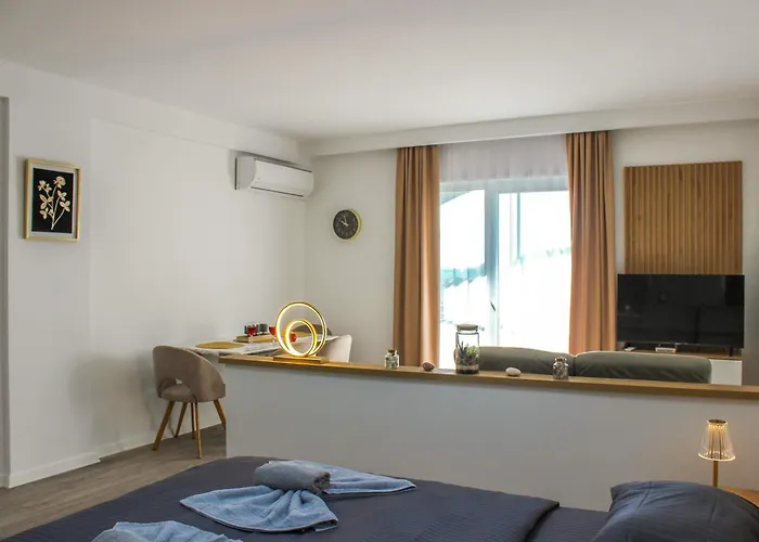 Adriatic Glow H62 * Golem (Tirana)