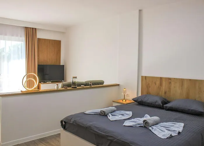 Adriatic Glow H62 * Golem (Tirana)